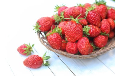 Rustik ahşap zemin üzerine çilek