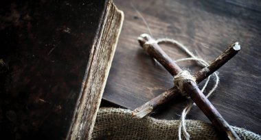 Ahşap bir masa üzerinde dini eski kitap. Dini bir çapraz bağlı zekâ