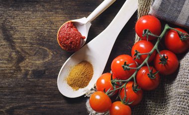 Dal taze kiraz domates ile. Olgun kırmızı domates.