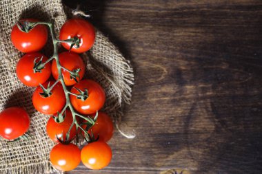 Dal taze kiraz domates ile. Olgun kırmızı domates. Domates bir