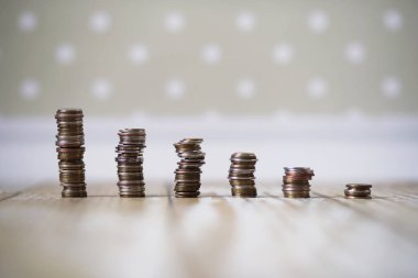 Bozuk paralar yığıldı yere.