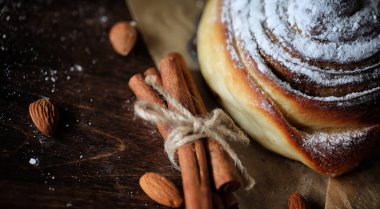 Tarçın ve ahşap bir masa üzerinde elma turtası. Taze pasta zekâ