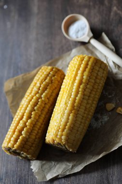 Bir ahşap üzerine tuz ile haşlanmış mısır mısır koçanı