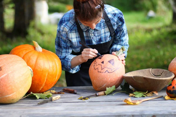 Mengukir labu untuk Halloween — Stok Foto