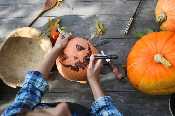 Sculpter citrouilles pour Halloween — Photo