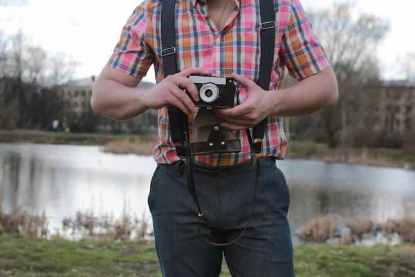 Uomo barba con fotocamera retrò nel parco — Foto Stock