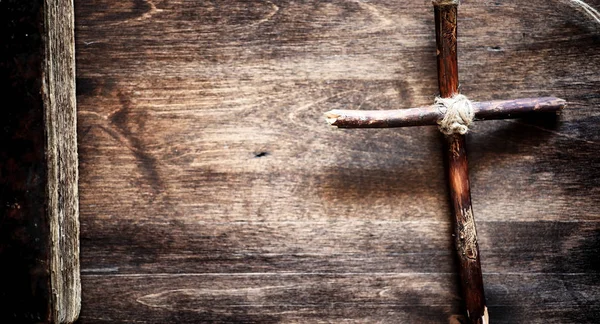 Religious old book on a wooden table. A religious cross tied wit — Stock Photo, Image