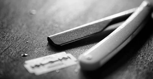 Опасная бритва и металлическое лезвие на столе. Мужское бритье — стоковое фото