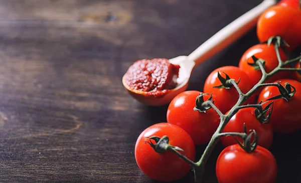 Ramo com tomates cereja frescos. Tomates vermelhos maduros . — Fotografia de Stock