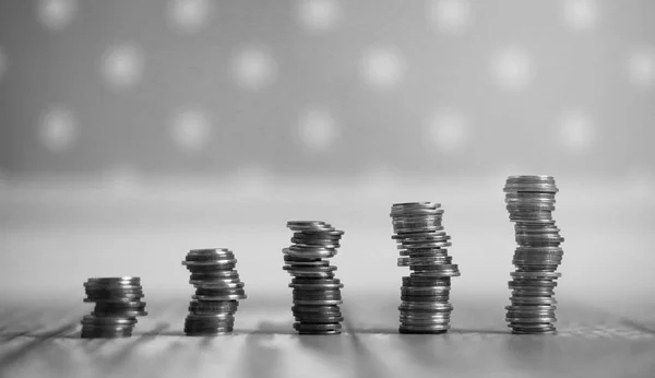 Coins in a jar on the floor. Accumulated coins on the floor. Sav — Stock Photo, Image