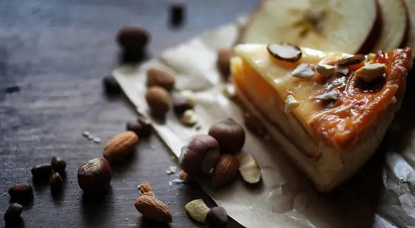 Pie with cinnamon and apples on a wooden table. Fresh pastry wit — Stock Photo, Image