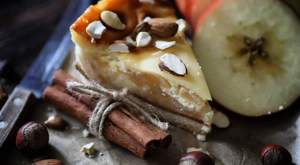 Pie with cinnamon and apples on a wooden table. Fresh pastry wit — Stock Photo, Image