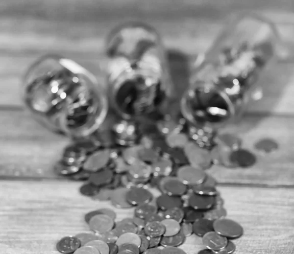 Monedas en un frasco en el suelo. Monedas acumuladas en el suelo. Sav. —  Fotos de Stock