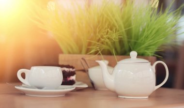 Bir içki ve bir sokak kafede tatlı su ısıtıcısı. Ket çay