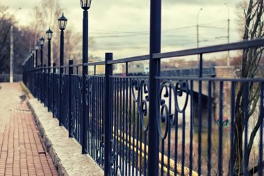 ışıkları ile dövme köprü çit