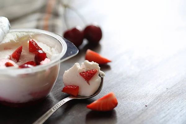 Jogurt s čerstvými jahodami a třešněmi — Stock fotografie