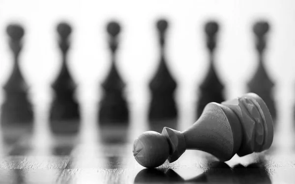 Pièce d'échecs pion à bord — Photo