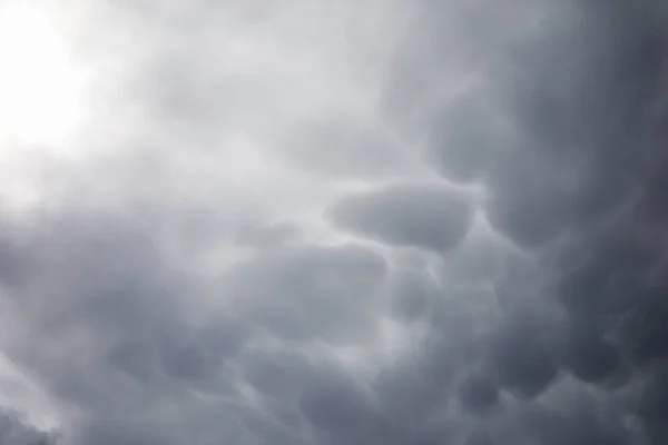 Regenwolken am Himmel. graue dunkle Wolken am Himmel. Gewitterwolke — Stockfoto