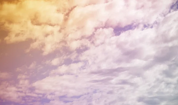 Nuvens brancas em um céu — Fotografia de Stock