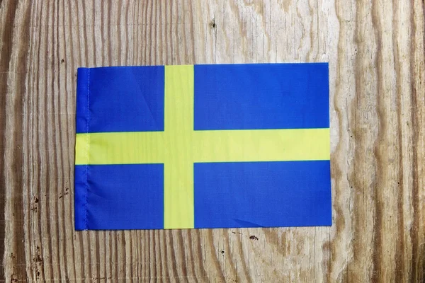 Flagi narodowej włókienniczych na drewnianym stole — Zdjęcie stockowe