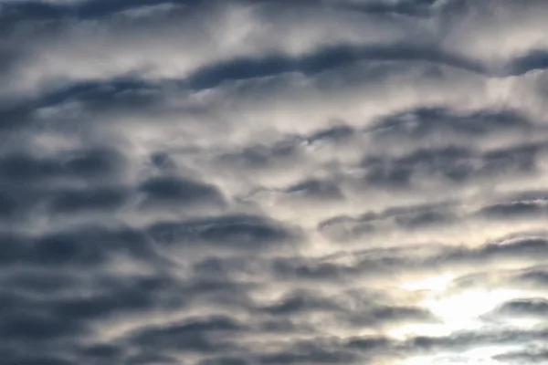 Текстурированные облака в голубом небе — стоковое фото