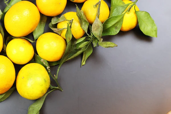 Mandarinenfrucht-Isolat schwarz — Stockfoto