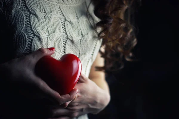 Mãos mama coração feminino — Fotografia de Stock