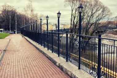 ışıkları ile dövme köprü çit