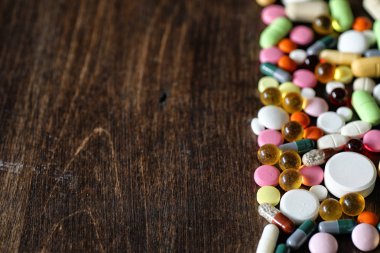 Ahşap dokulu bir arka plan üzerinde ilaçlar