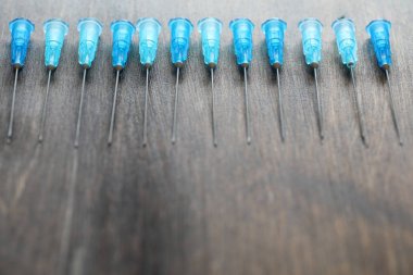 Ampül ve iğneler üzerinden bir tıbbi şırınga