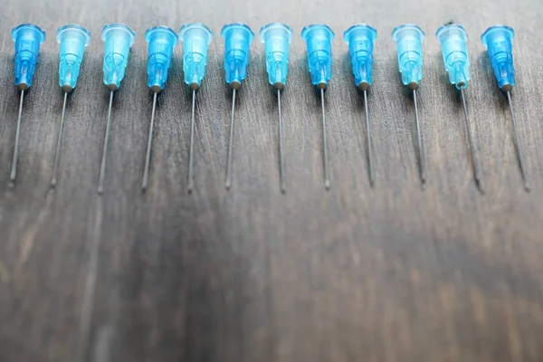 Ampül ve iğneler üzerinden bir tıbbi şırınga