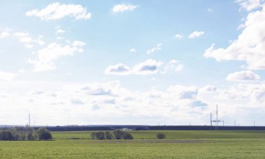 Yatay yaz mevsimindeyiz. Yeşil ağaç ve otların arasında kırsal arazi