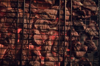 Barbekü charco üzerinde yemek pişirmek için bir ızgara kıyılmış et dilimleri