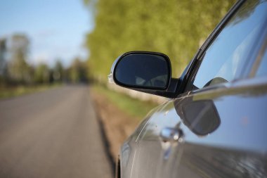 Yatay yaz mevsimindeyiz. Yeşil ağaç ve otların arasında kırsal arazi