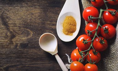 Dal taze kiraz domates ile. Olgun kırmızı domates.