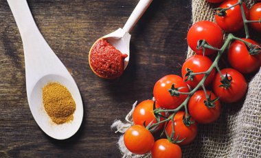 Dal taze kiraz domates ile. Olgun kırmızı domates.