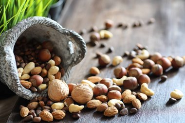 ahşap bir masa üzerinde lezzetli fındık