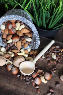 ahşap bir masa üzerinde lezzetli fındık