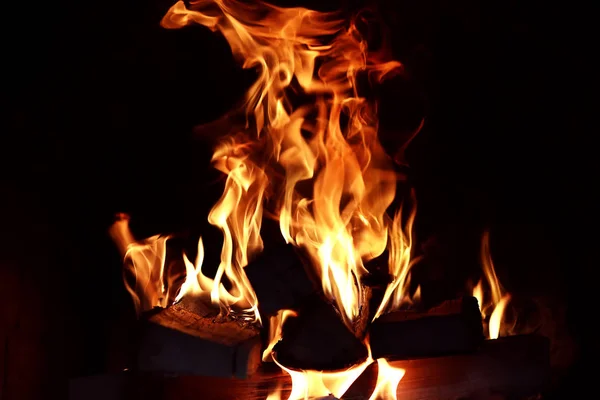 Línguas longas de chama de fogo ardente — Fotografia de Stock