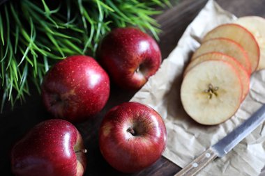 Ahşap bir masa üzerinde kırmızı taze elma