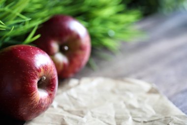 Ahşap bir masa üzerinde kırmızı taze elma