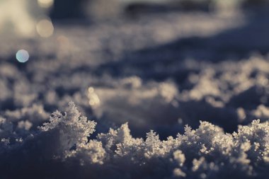 Kışın buz doku. Bir sokağa donmuş su parçaları 