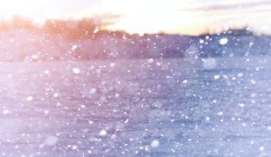 Kış manzara kar expanses kaplı. Kışın bir parkta 