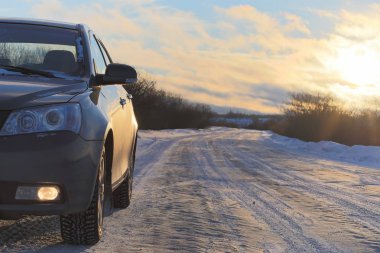 Kış manzara kar expanses kaplı. Kışın bir parkta 