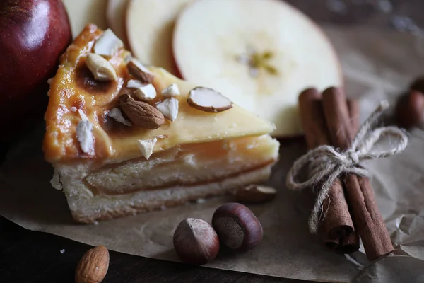 Tarçın ve meyve lezzetli pasta 