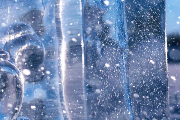 Texture di ghiaccio in inverno. Pezzi di acqua congelata su una strada in — Foto Stock