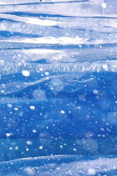 Texture di ghiaccio in inverno. Pezzi di acqua congelata su una strada in — Foto Stock