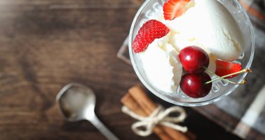 Çilek ile taze yoğurt. Taze ve ju ile bir kase dondurma