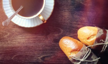 Kahvaltı için taze rulo. Bir fincan kahve için tereyağı ile topuz
