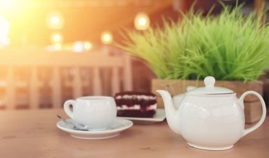 Bir içki ve bir sokak kafede tatlı su ısıtıcısı. Ket çay